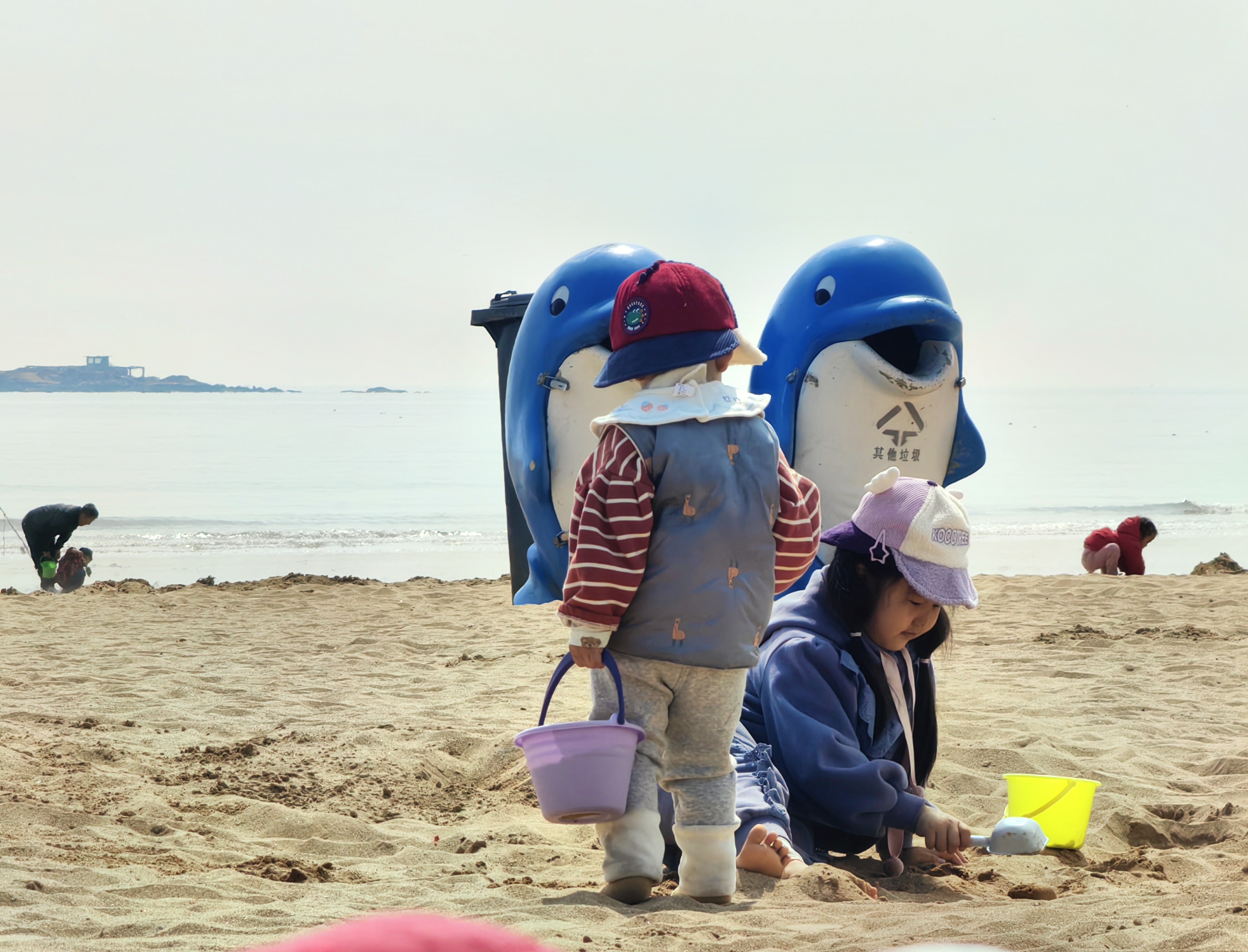 海边孩子的专属快乐周末青岛萌娃在沙滩上挖呀挖呀挖