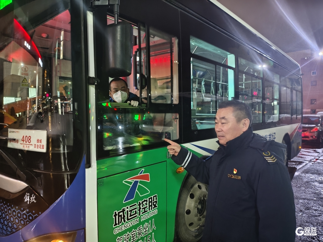 寒潮中的温暖守护者:青岛城运筑牢风雪出行安全线(图4)