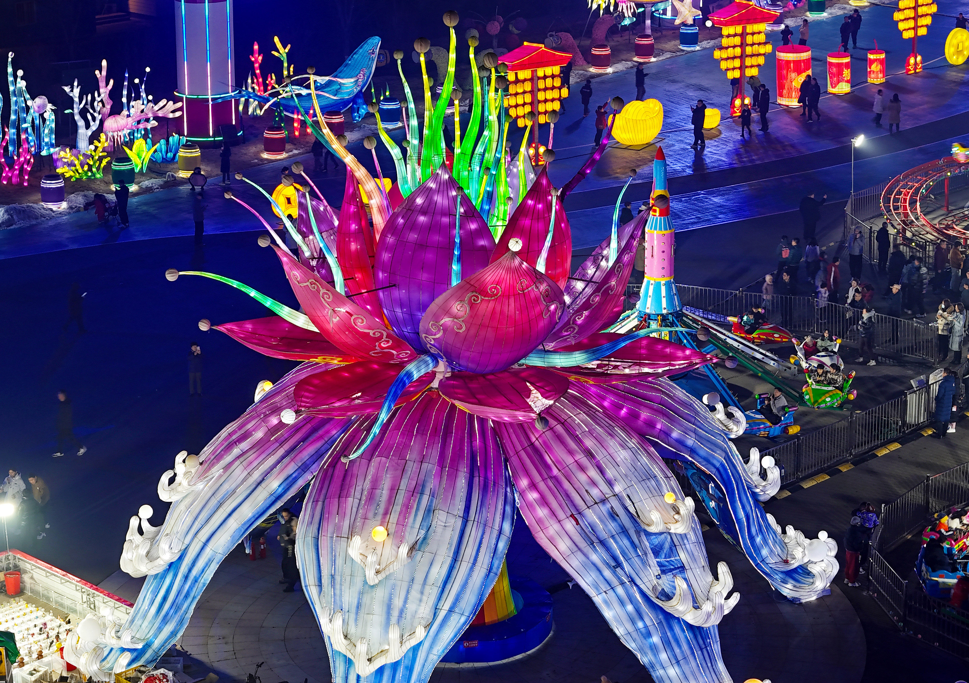 (张进刚 摄)2月11日,在青岛西海岸新区金沙滩啤城,游客在城内观赏彩灯