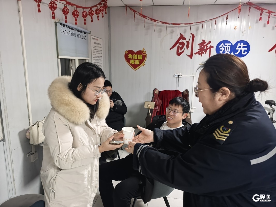 寒潮中的温暖守护者:青岛城运筑牢风雪出行安全线(图6)