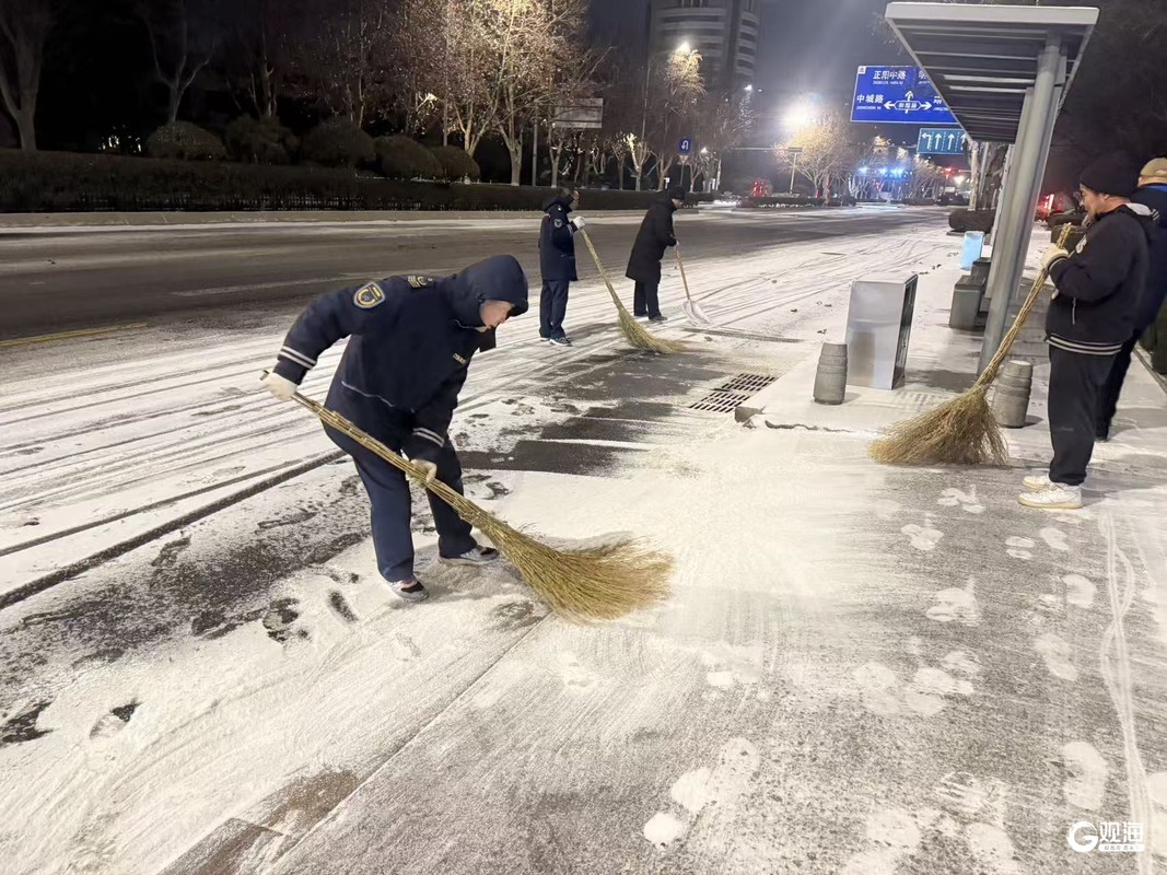 寒潮中的温暖守护者:青岛城运筑牢风雪出行安全线(图1)