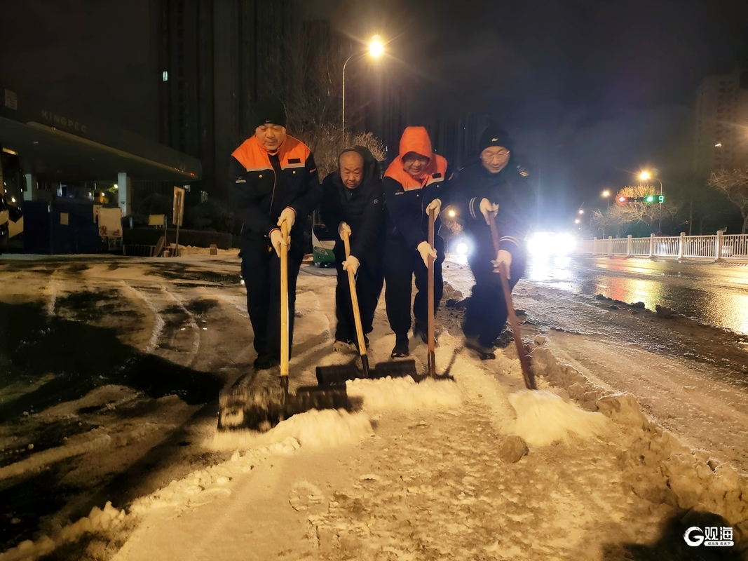 寒潮中的温暖守护者:青岛城运筑牢风雪出行安全线(图2)